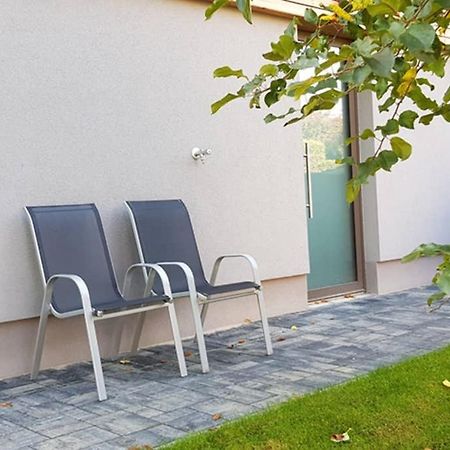 Suite With Back Garden Karlsbad Exteriör bild