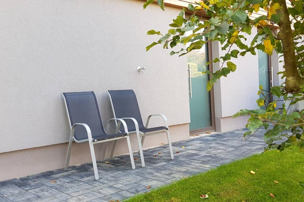 Suite With Back Garden Karlsbad Exteriör bild